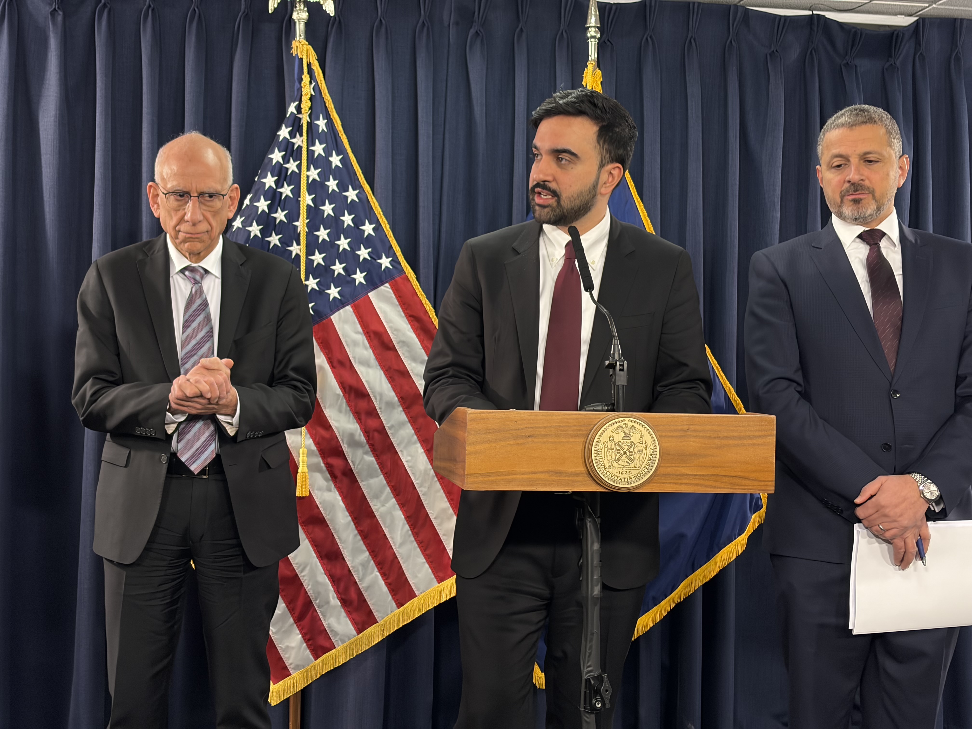 माम्दानी का बजट दांव: NYC टैक्स और शहर के किराना स्टोर्स से गैप पाटने के लिए बड़ा दांव