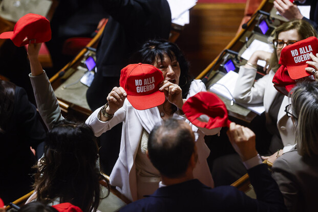 ميلوني تطمئن: إيطاليا خارج الحرب... وتجهيز ضريبة على مُضاربِي الوقود