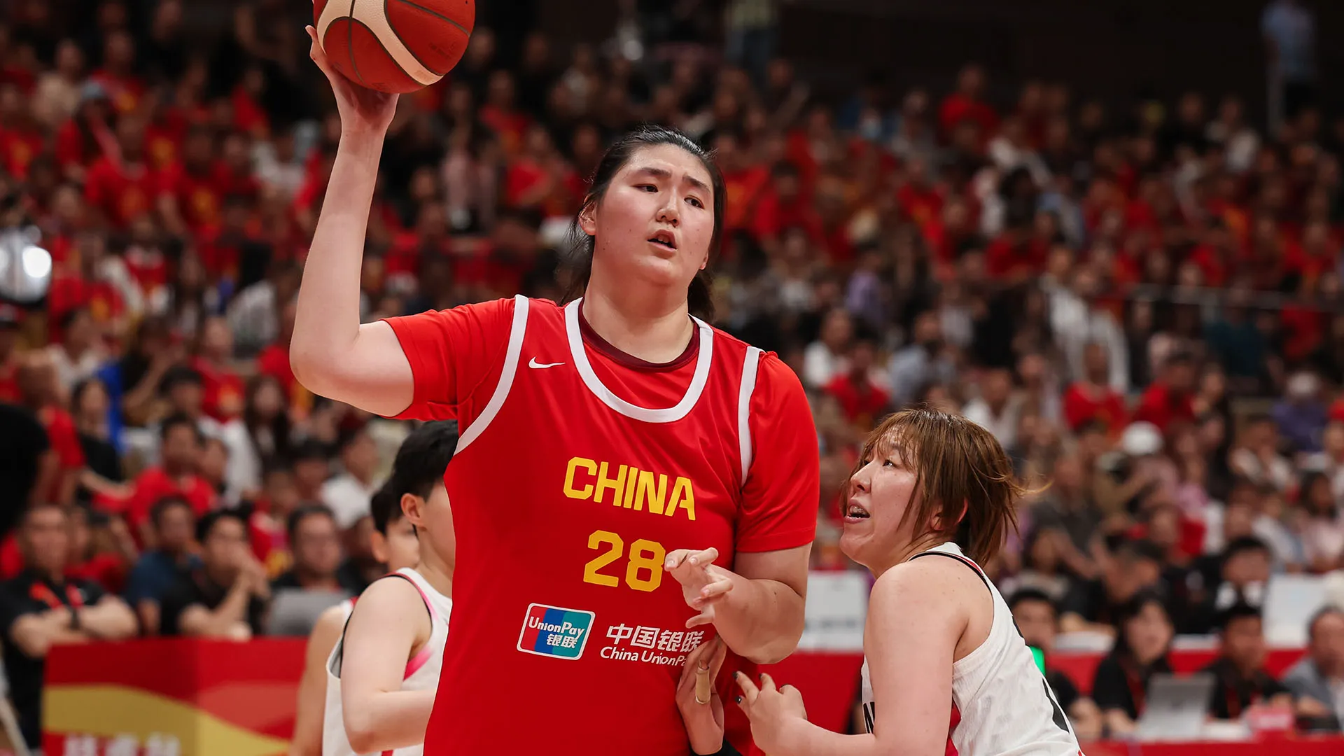 2,20 m di pura comodità: Zhang Ziyu, la gigante che quasi sfiora il ferro senza saltare