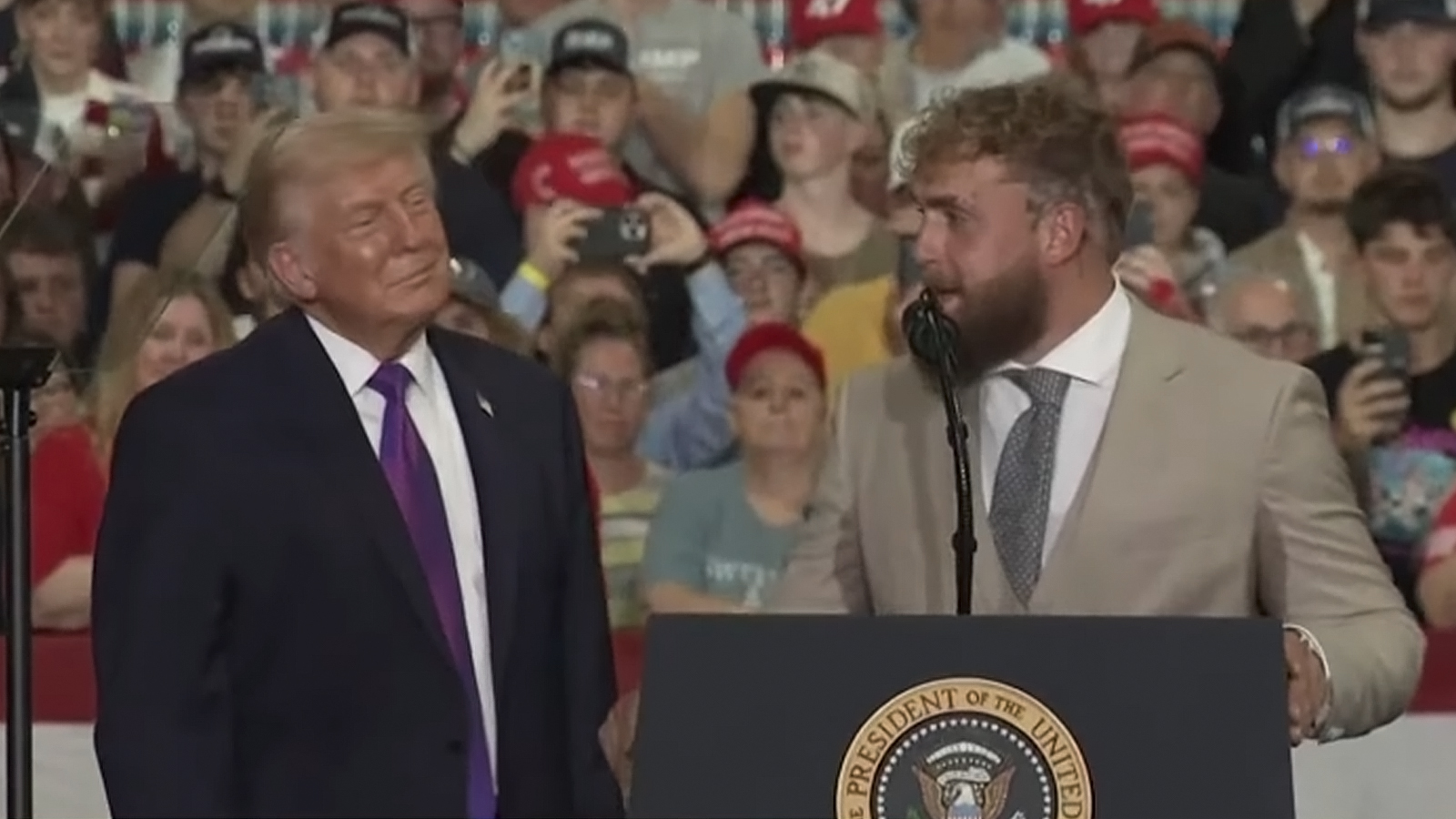 Trump chiama Jake Paul sul palco e gli regala un endorsement inatteso