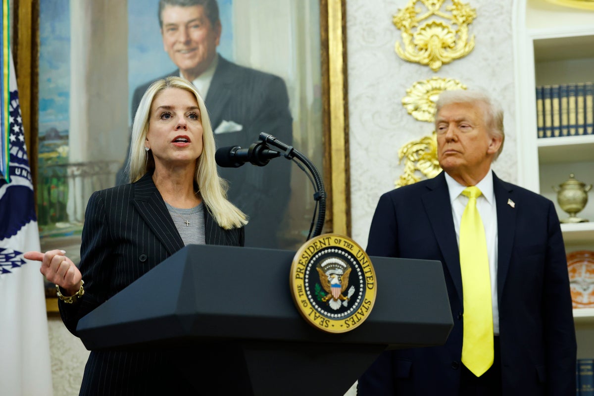 Trump envisagerait d’écarter Pam Bondi après la polémique sur les dossiers Epstein, selon des sources